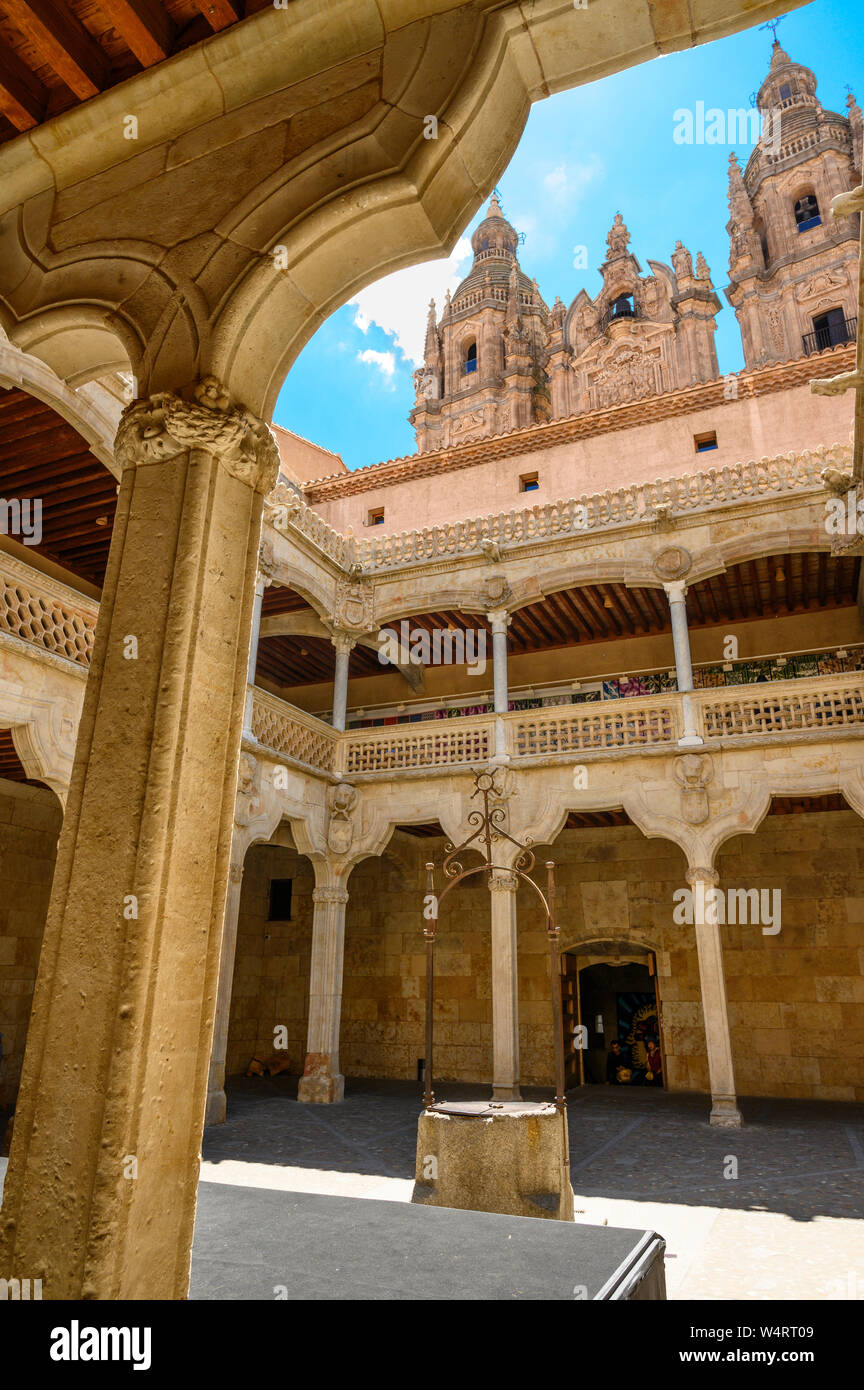 Der Innenhof des, 16. Jahrhundert, Casa De Las Conchas mit dem Dom im Hintergrund, Salamanca, Spanien. Stockfoto