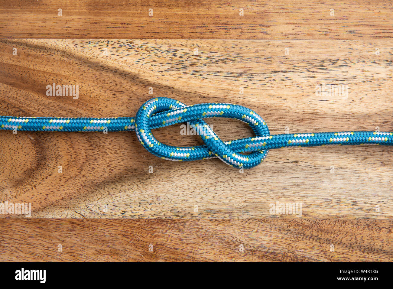 Abbildung 8 Knoten auf Holz- Hintergrund. Seil Knoten Stockfoto