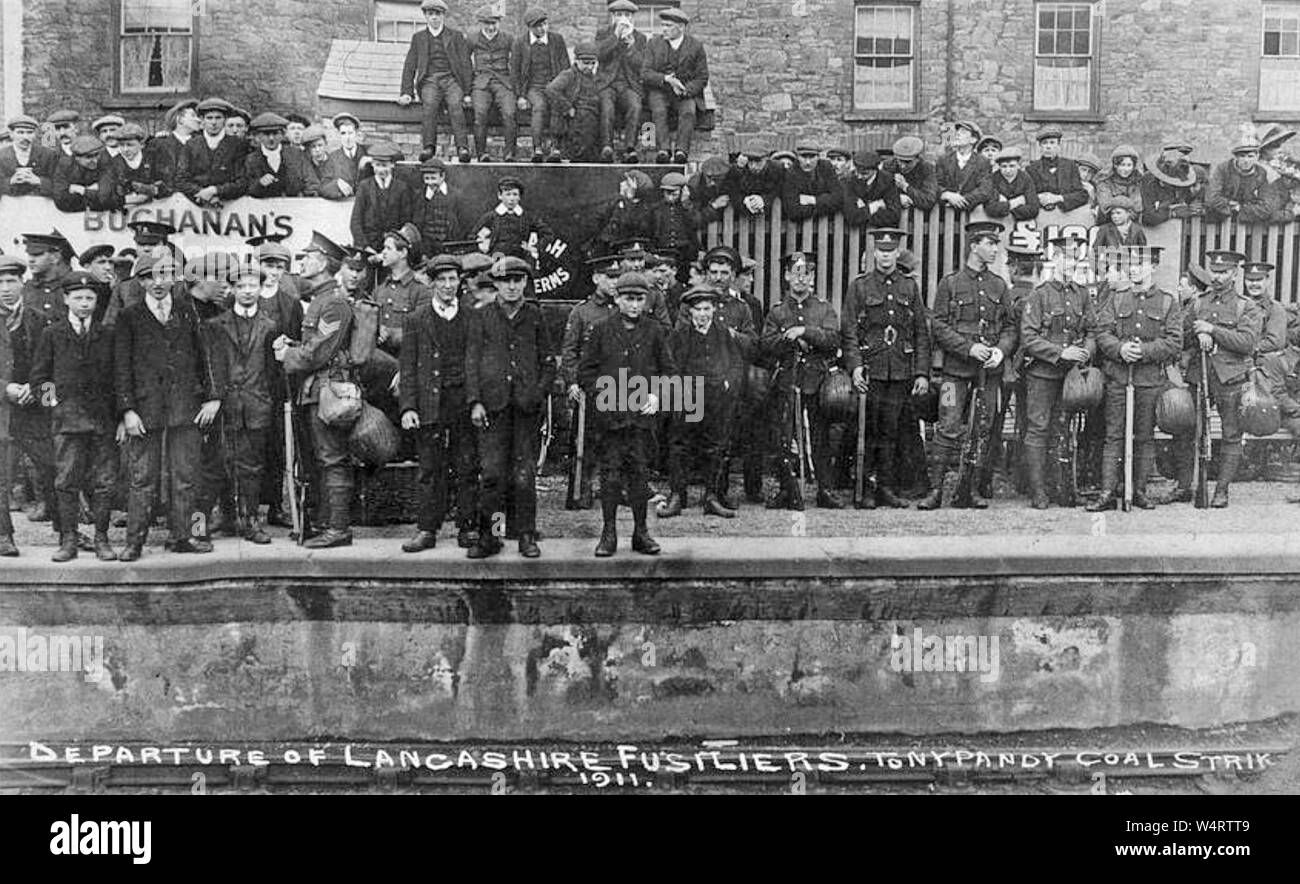 TONYPANDY CIOAL UNRUHEN 1910 Soldaten warten auf den Transport in die Stadt Stockfoto