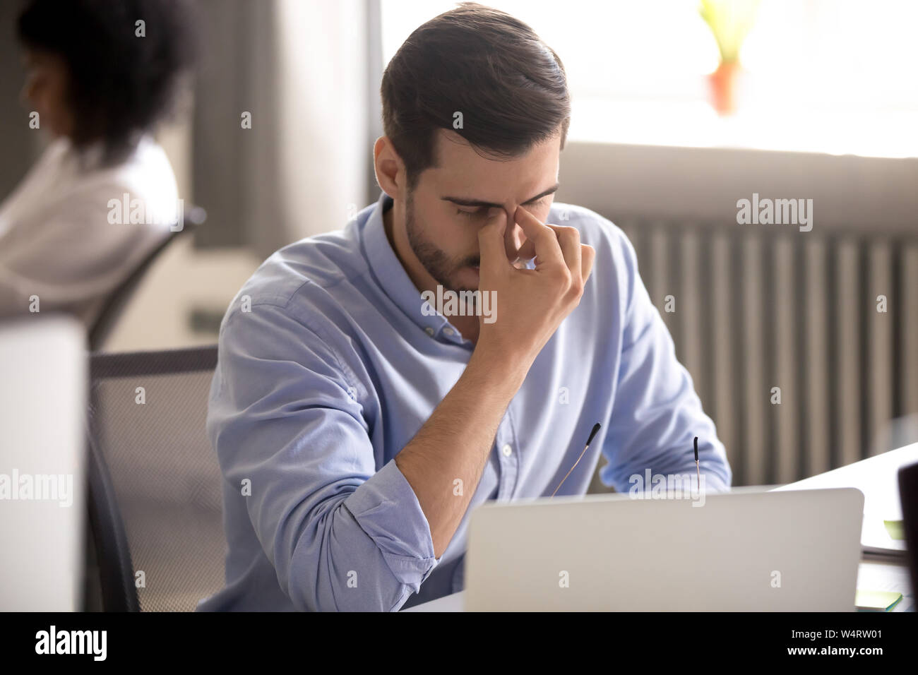 Müde, Geschäftsmann, die Gläser nach langen Stunden am Computer zu arbeiten Stockfoto