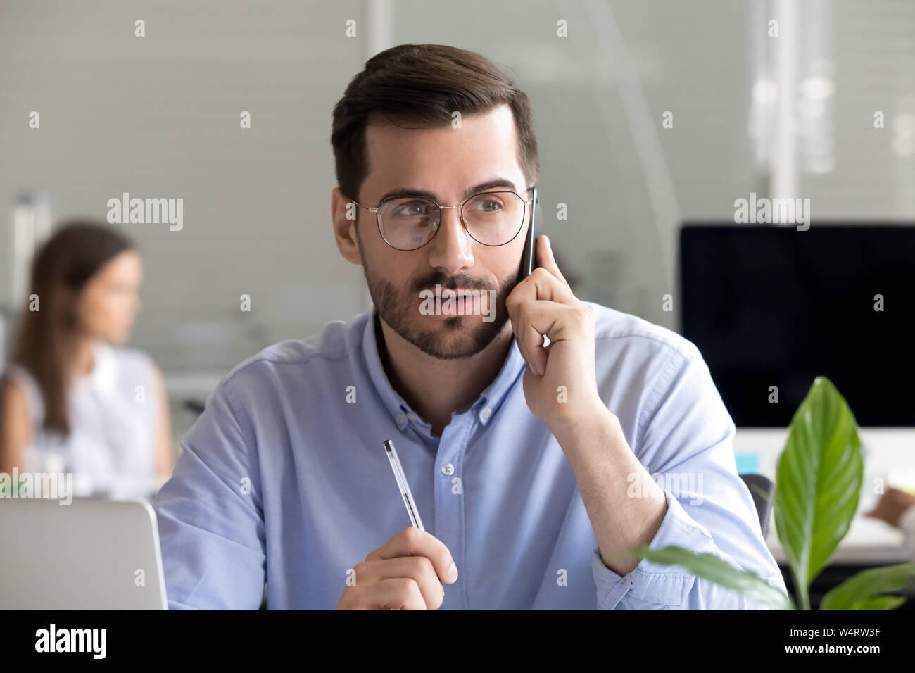 Konzentrierte Geschäftsmann consulting Client per Telefon am Arbeitsplatz Stockfoto