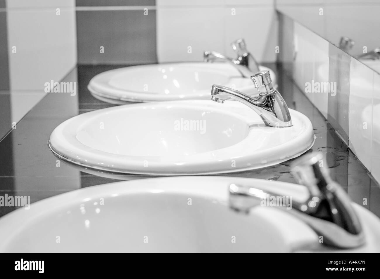 Weiße Waschbecken im Badezimmer im Haus. Stockfoto