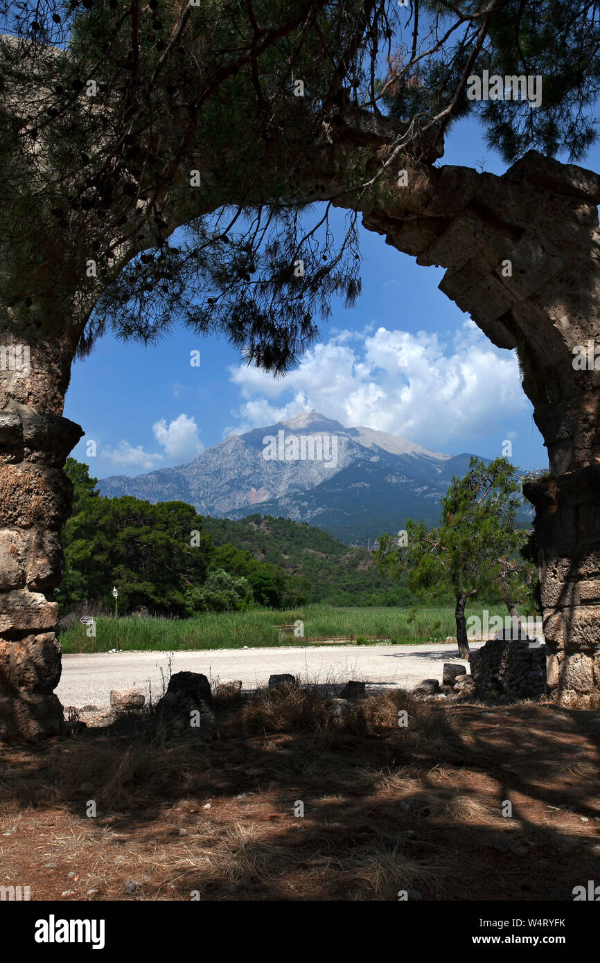Bergblick durch einen Bogen, Antalya, Türkei Stockfoto