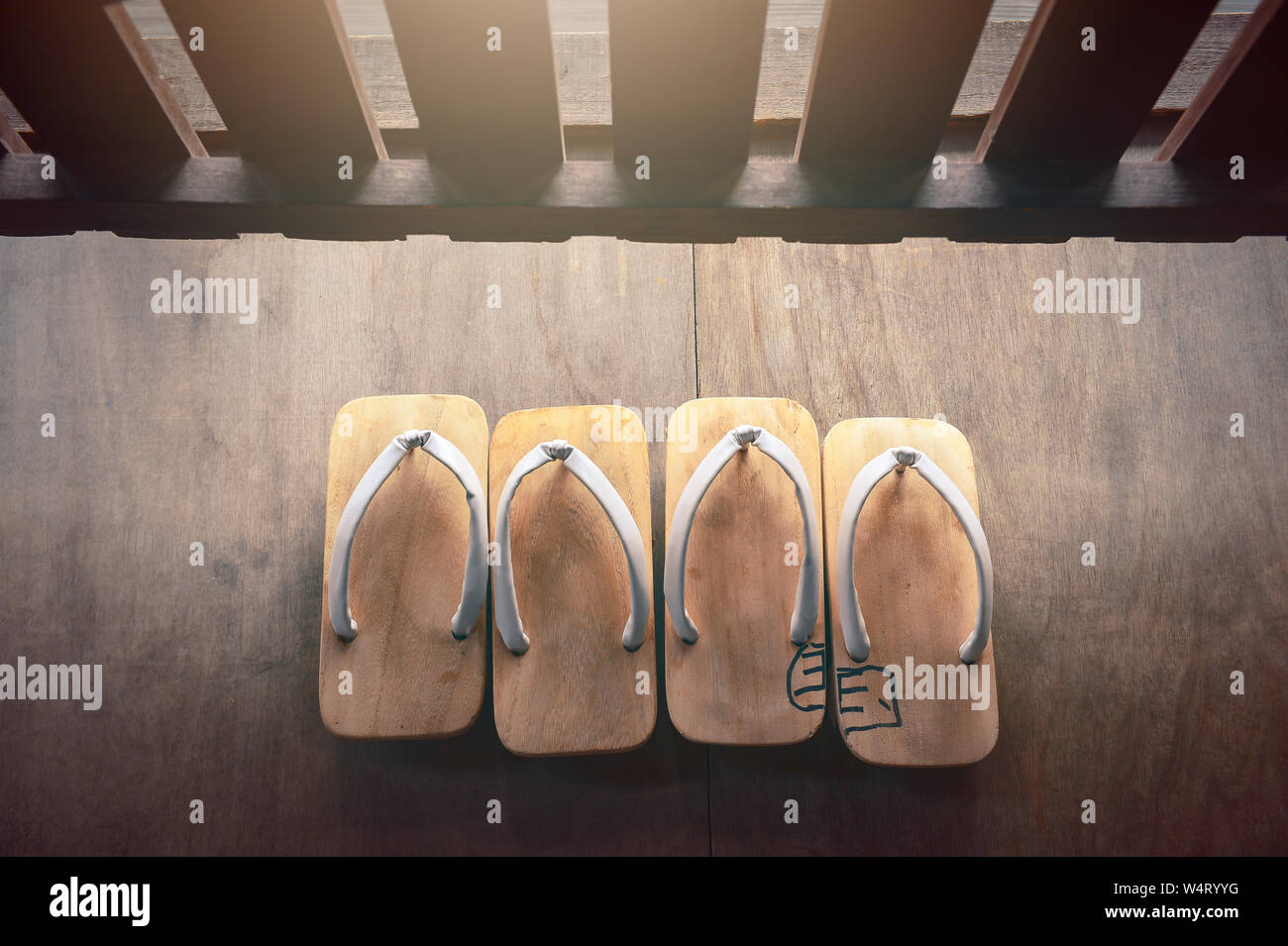 Ansicht von oben aus zwei Paar japanische Geta Clogs, Japan Stockfoto