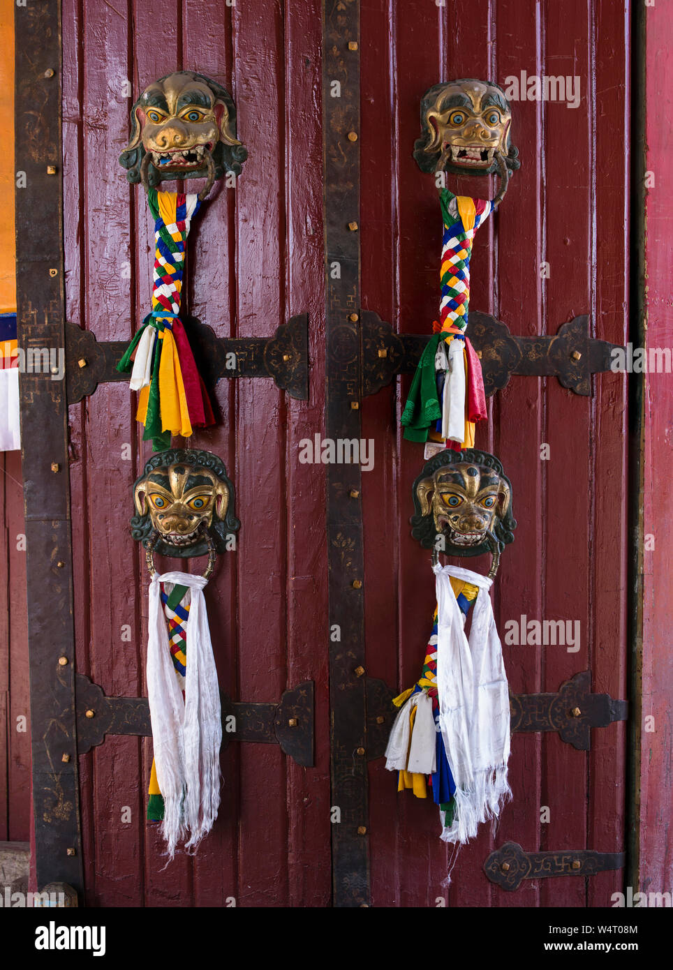 China, Tibet, Lhasa, Khatas oder tibetischen Gebets Schals und geflochtene Quasten an den Griffen an den Eingang des Norbulingka Palastes. Den Norbulingka Palast wurde der Sommerpalast des Dalai Lama von 1755 bis 1959. Es ist Teil des historischen Ensembles der Potala Palast ein UNESCO Weltkulturerbe. Stockfoto