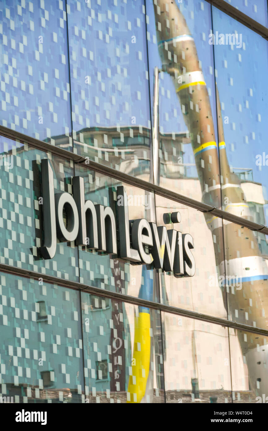 CARDIFF, WALES - Juni 2019: Auf der Außenseite der John Lewis store in 2 Einkaufszentrum der St David in Cardiff Zeichen Stockfoto