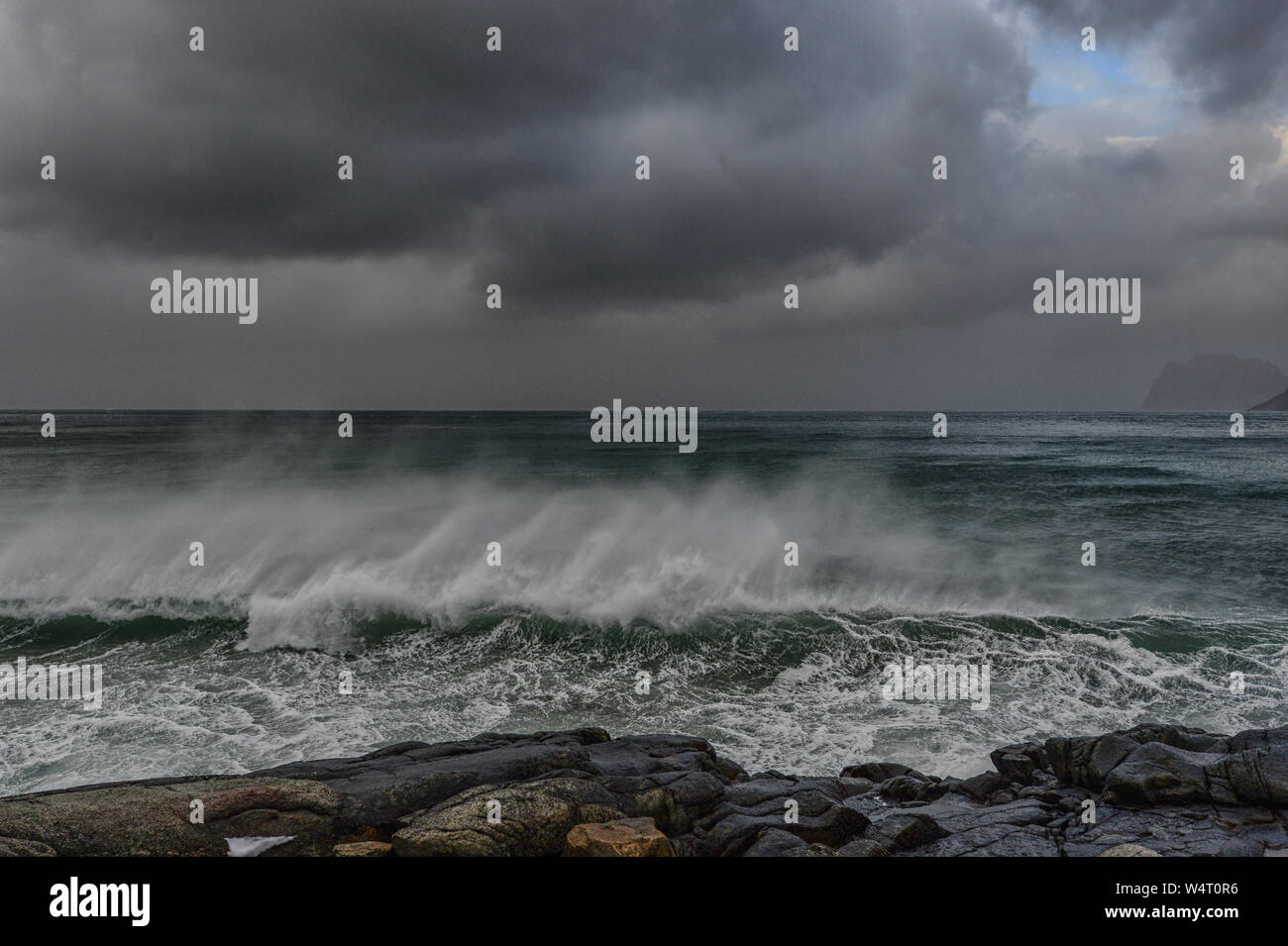 Wellen am Strand, Lofoten, Nordland, Norwegen Stockfoto