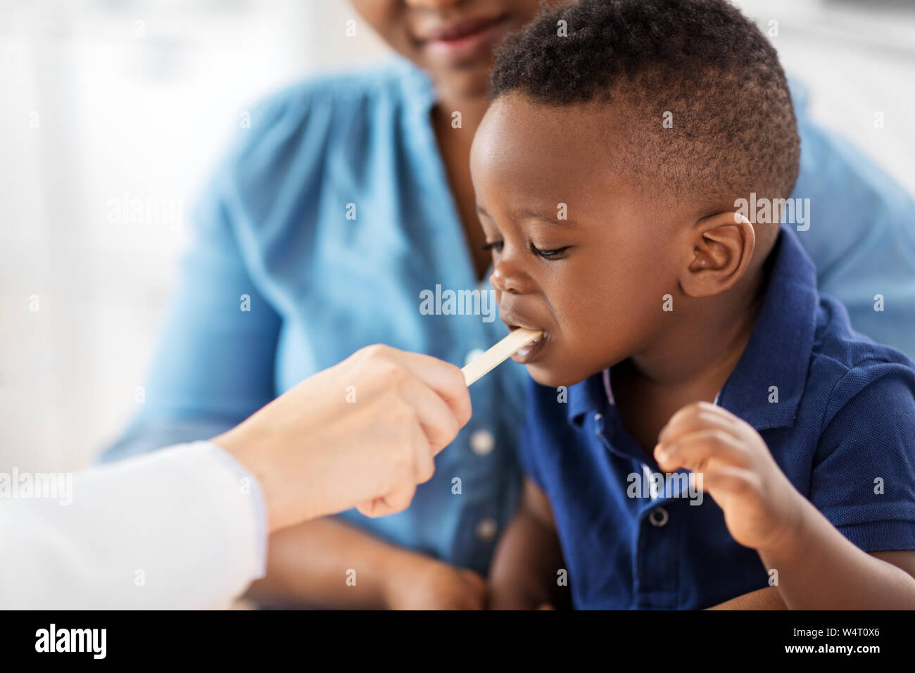 Arzt Prüfung der afrikanischen Babys Mund an der Klinik Stockfoto