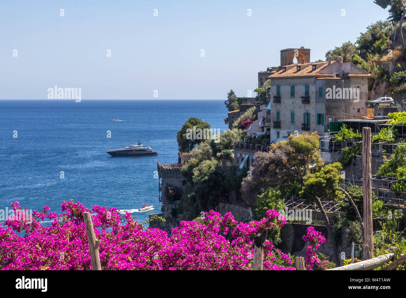 Landschaft Blick auf das Meer und die Gebäude in einem Dorf in der Region von Amalfi, Positano, Italien Stockfoto