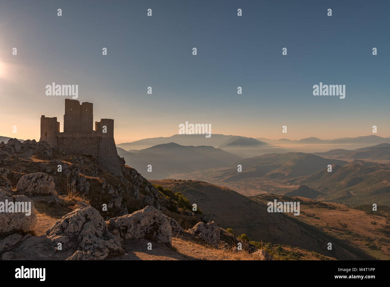 Rocca Calascio bei Sonnenaufgang, L'Aquila, Abruzzen, Italien Stockfoto