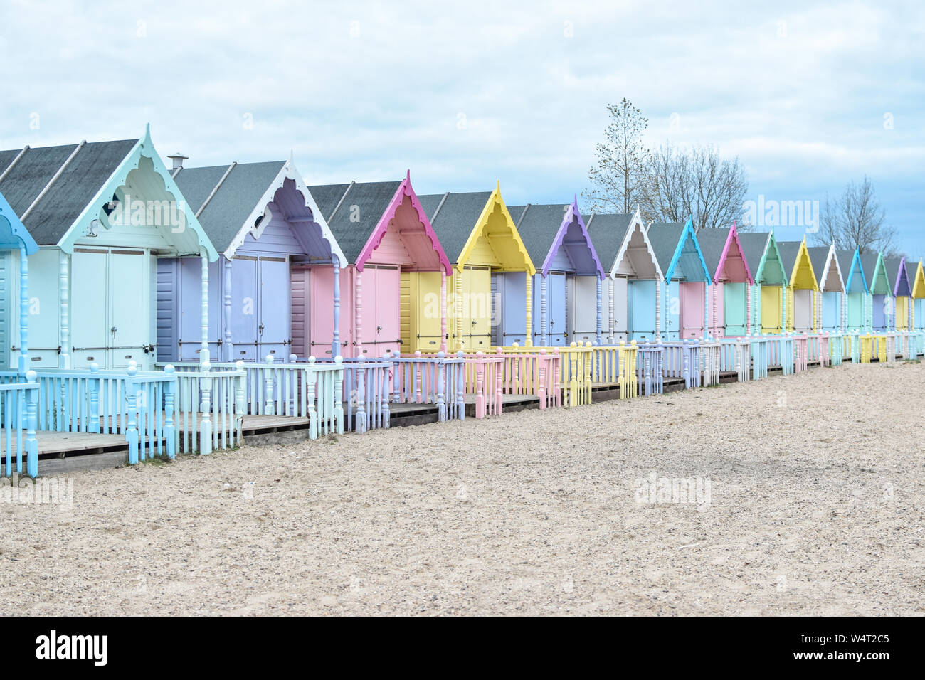 Bunten Badekabinen am Strand, mersea Island, Essex, Vereinigtes Königreich Stockfoto