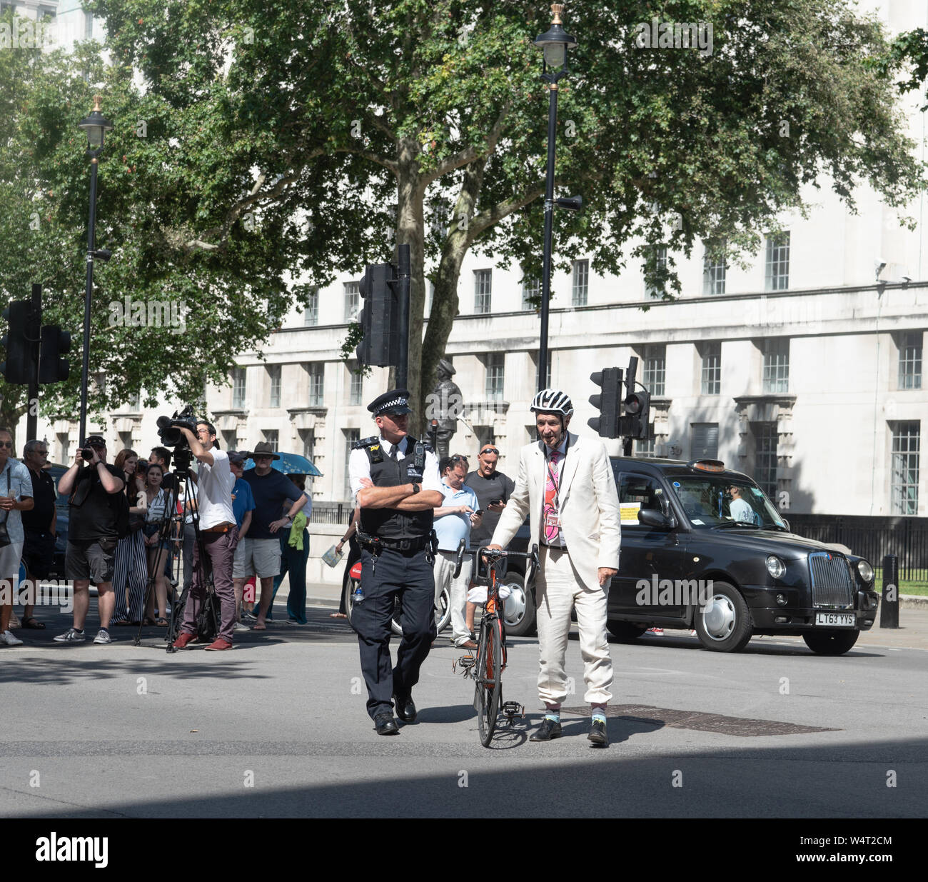 Westminster, London, Großbritannien, 24.Juli. Jon Snow kommt an der Downing Street, trägt einen weißen Anzug, Ausrufe: "Ich habe noch nie so many​ weiße Leute" gesehen. Stockfoto