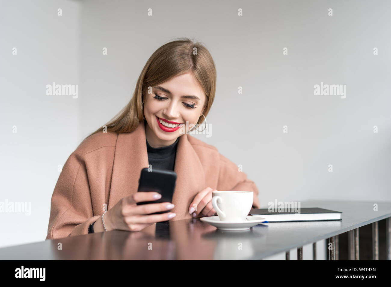 Lächelnde Frau Blick auf ihr Handy Stockfoto