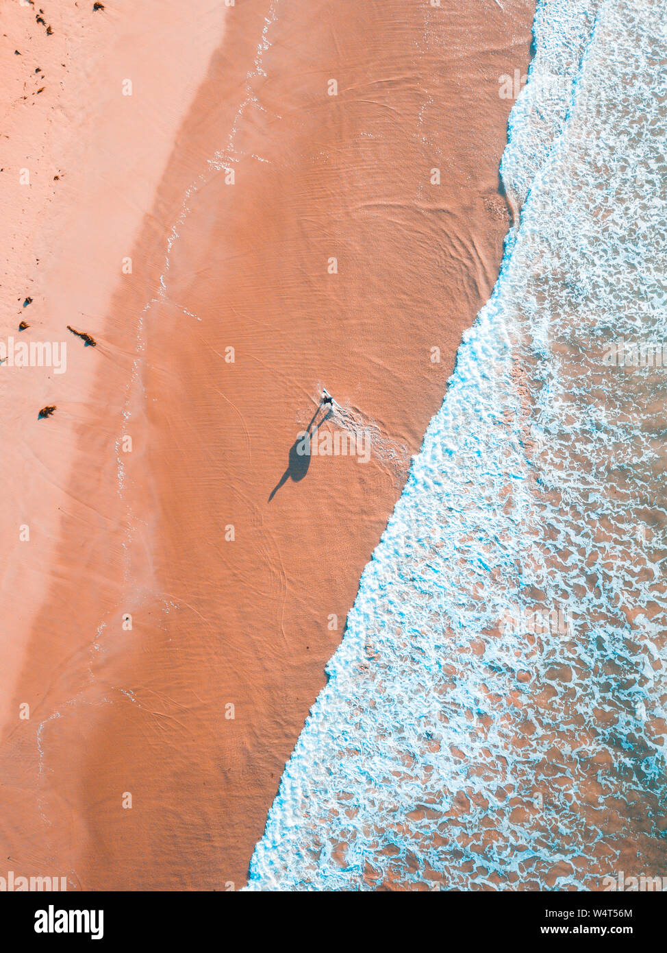 Luftaufnahme von einem Mann zu Fuß entlang der 13Th Strand, Victoria, Australien Stockfoto
