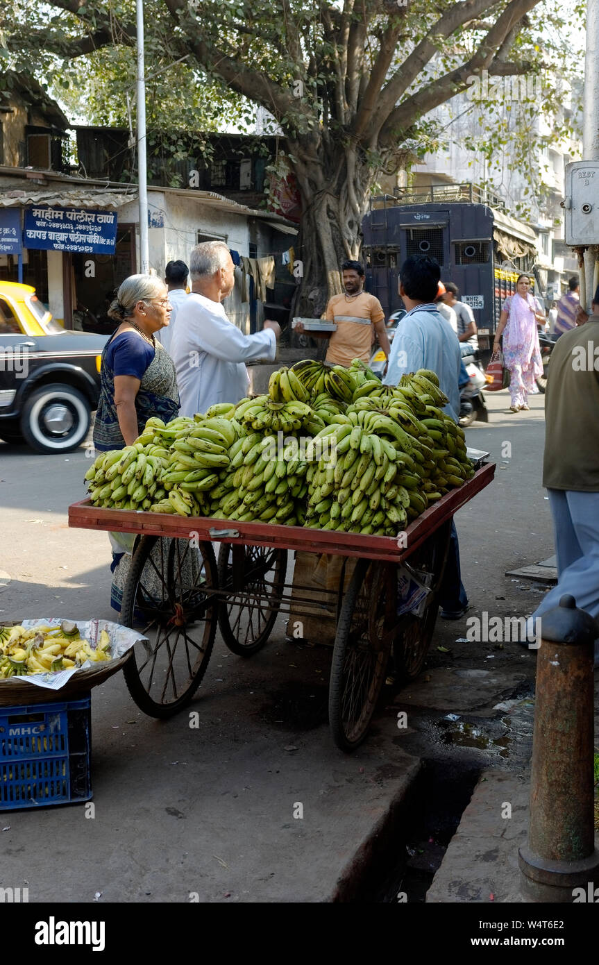 Inder, die Suche nach einem Schnäppchen auf dem Markt auf der Straße Basar  und Märkte ist eine allgemeine Weise, wie Sie verkaufen und stopft in  Mumbai, Indien kaufen Stockfotografie - Alamy