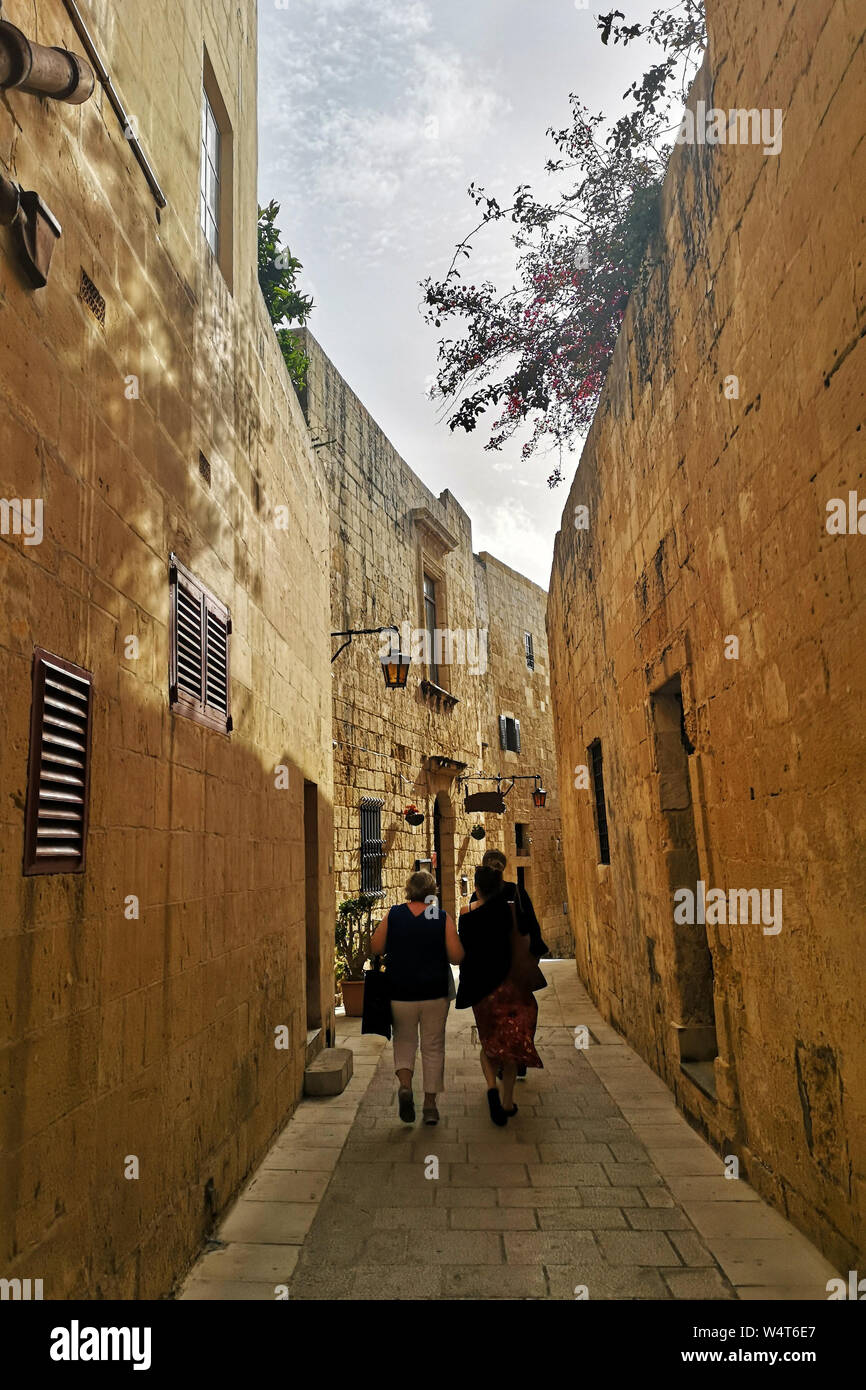 Drei Personen auf den Straßen von Medina, Malta Stockfoto
