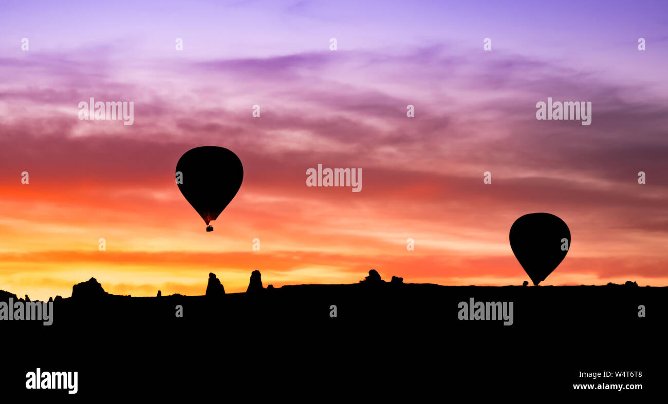 Hot Air Balloon Silhouette in Berge bei Sonnenaufgang, Göreme, Kappadokien, Türkei Stockfoto