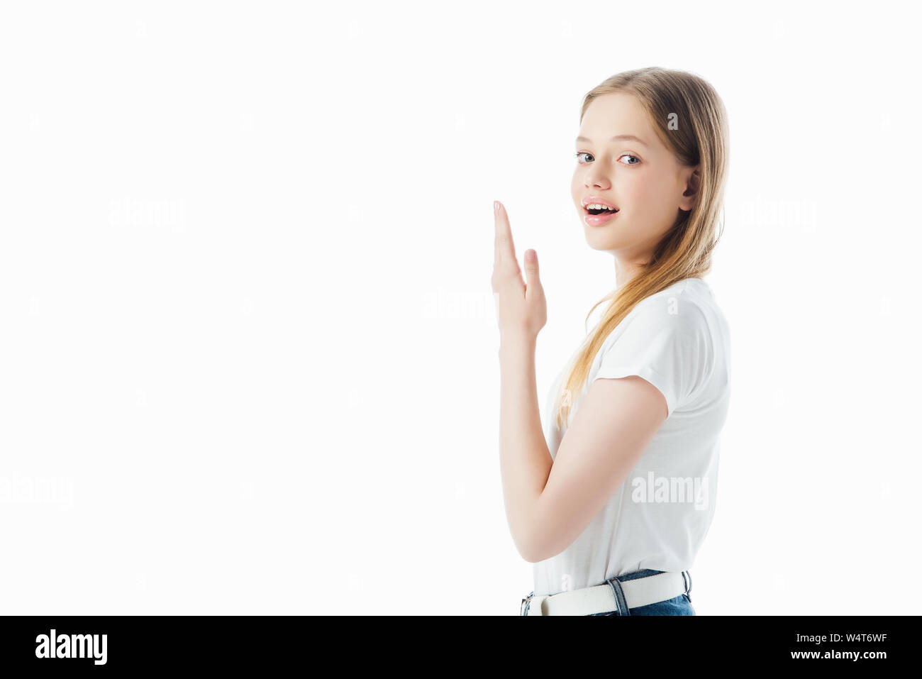 Happy Teenager mit erhobener Hand an der Kamera isoliert auf weißem suchen Stockfoto
