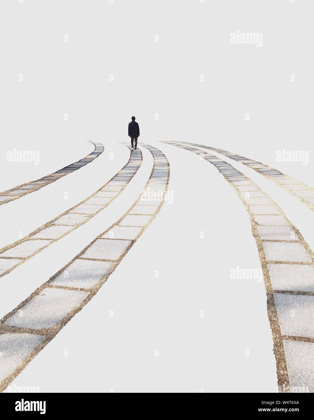 Mann entlang einer von fünf Fahrbahnen, Südkorea Stockfoto