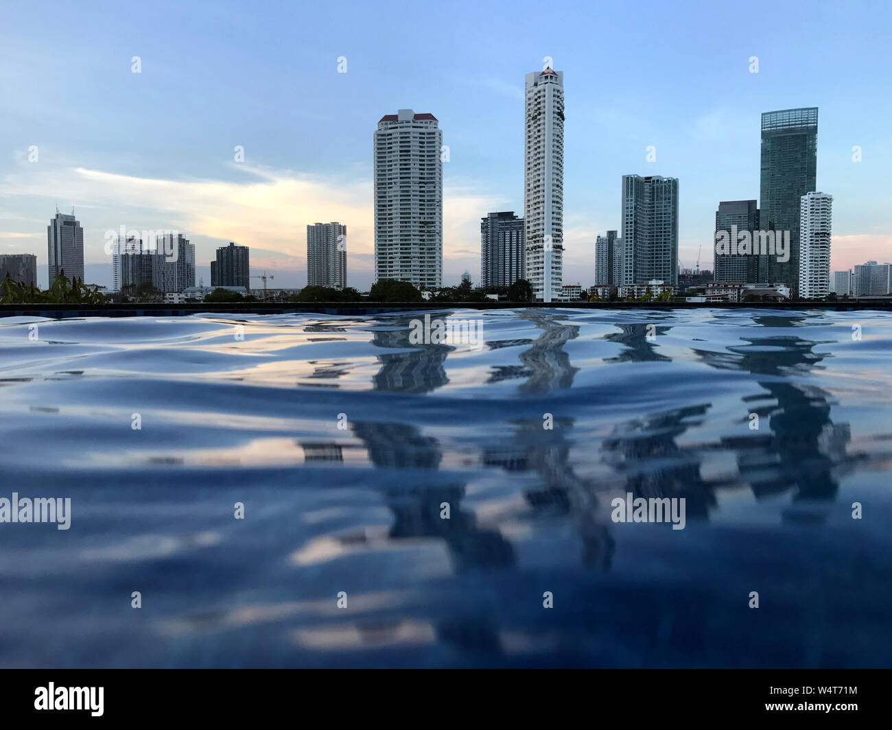 Stadtbild Blick von einem Infinity-pool, Bangkok, Thailand Stockfoto