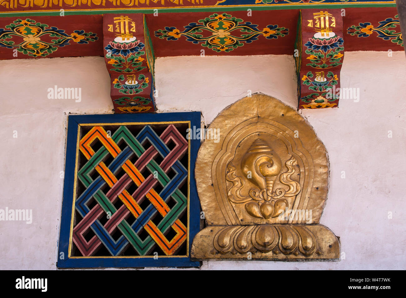 China, Tibet, Lhasa, architektonisches Detail eines Fensters als Endloser Knoten und einem vergoldeten Conch Shell auf der Jokhang buddhistischen Tempel, die über 1652 AD gegründet Es ist der heiligste buddhistische Tempel in Tibet und ist Teil der historischen Ensemble von der UNESCO zum Weltkulturerbe gemalt. Stockfoto