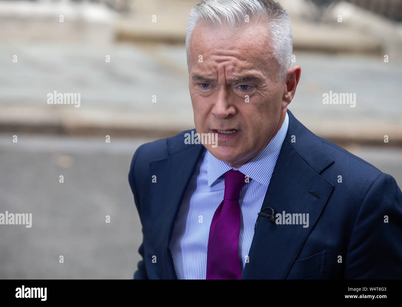 London, UK, 24. Juli 2019, Huw Edwards außerhalb der Downing Street als Theresa May Blätter für die letzte Zeit. Stockfoto