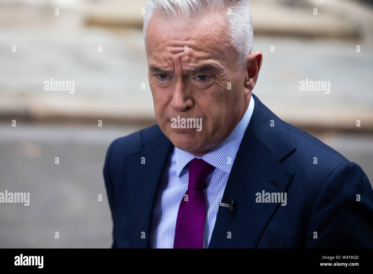 London, UK, 24. Juli 2019, Huw Edwards außerhalb der Downing Street als Theresa May Blätter für die letzte Zeit. Stockfoto