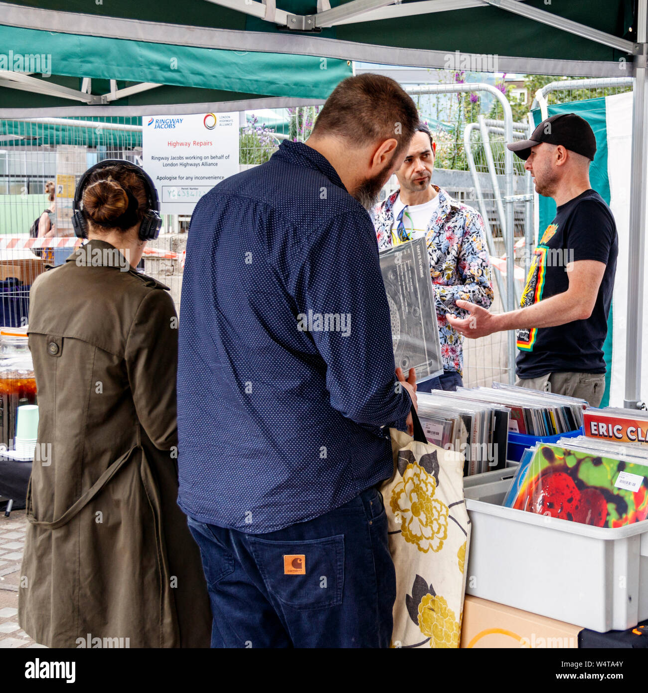 Schallplatte Enthusiasten (crate Diggers) auf der Suche nach Schnäppchen und Raritäten an einem Wochenende Markt in Navigator Square, Torbogen, London, UK Stockfoto