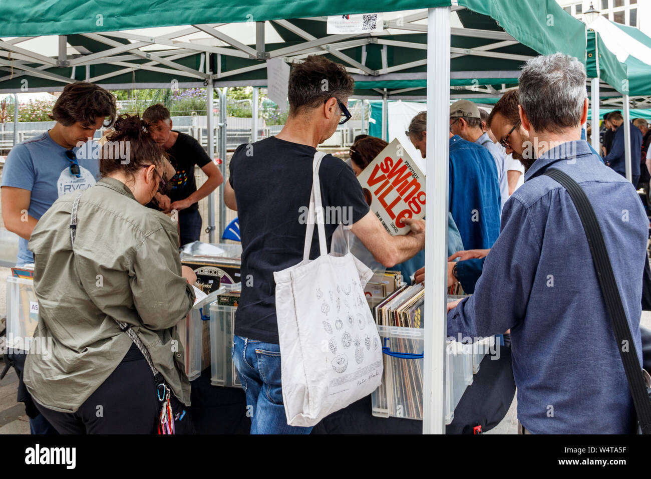 Schallplatte Enthusiasten (crate Diggers) auf der Suche nach Schnäppchen und Raritäten an einem Wochenende Markt in Navigator Square, Torbogen, London, UK Stockfoto