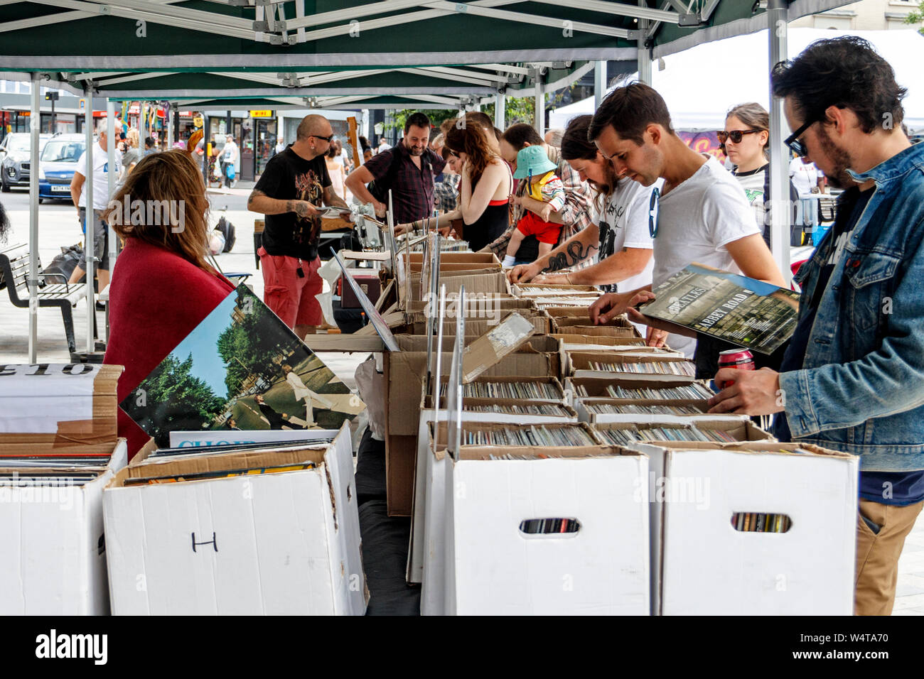 Schallplatte Enthusiasten (crate Diggers) auf der Suche nach Schnäppchen und Raritäten an einem Wochenende Markt in Navigator Square, Torbogen, London, UK Stockfoto