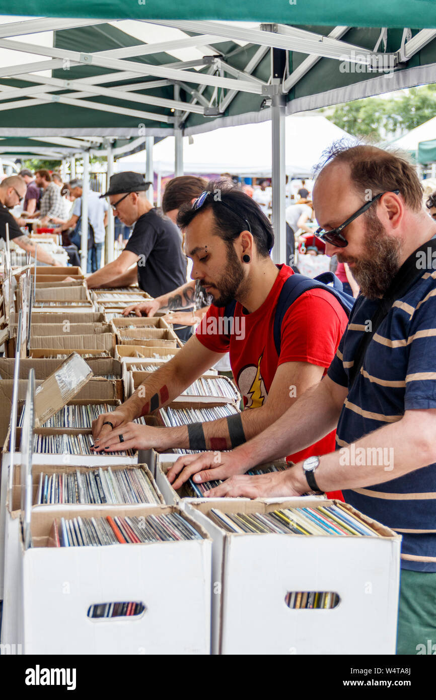 Schallplatte Enthusiasten (crate Diggers) auf der Suche nach Schnäppchen und Raritäten an einem Wochenende Markt in Navigator Square, Torbogen, London, UK Stockfoto