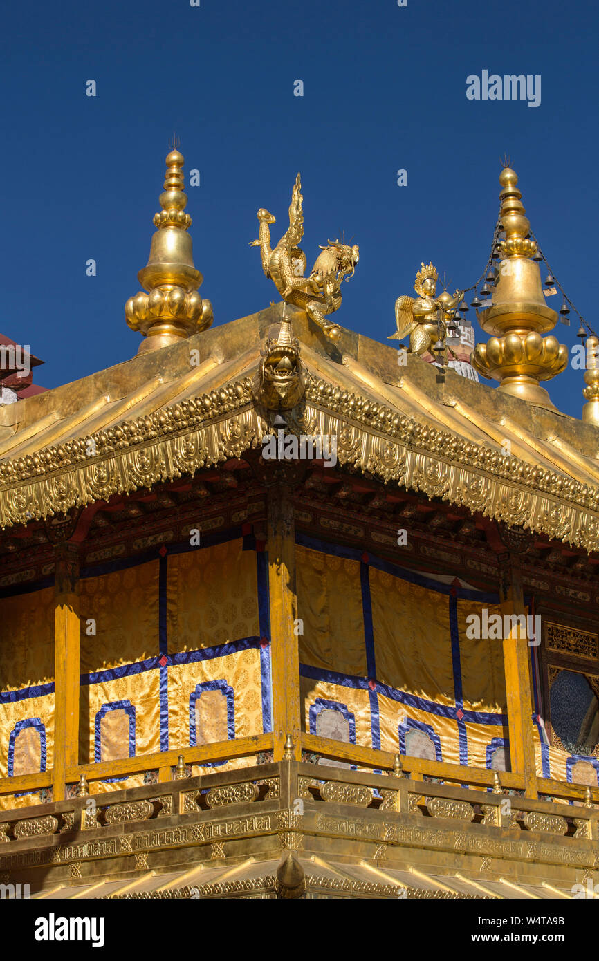 China, Tibet, Lhasa, architektonischen Details der vergoldeten Dach und einem Garuda und einem Drachen Kopf auf den Jokhang buddhistischen Tempel gegründet ca. 1652 AD Es ist der heiligste buddhistische Tempel in Tibet und ist Teil der historischen Ensemble von der UNESCO zum Weltkulturerbe. Stockfoto