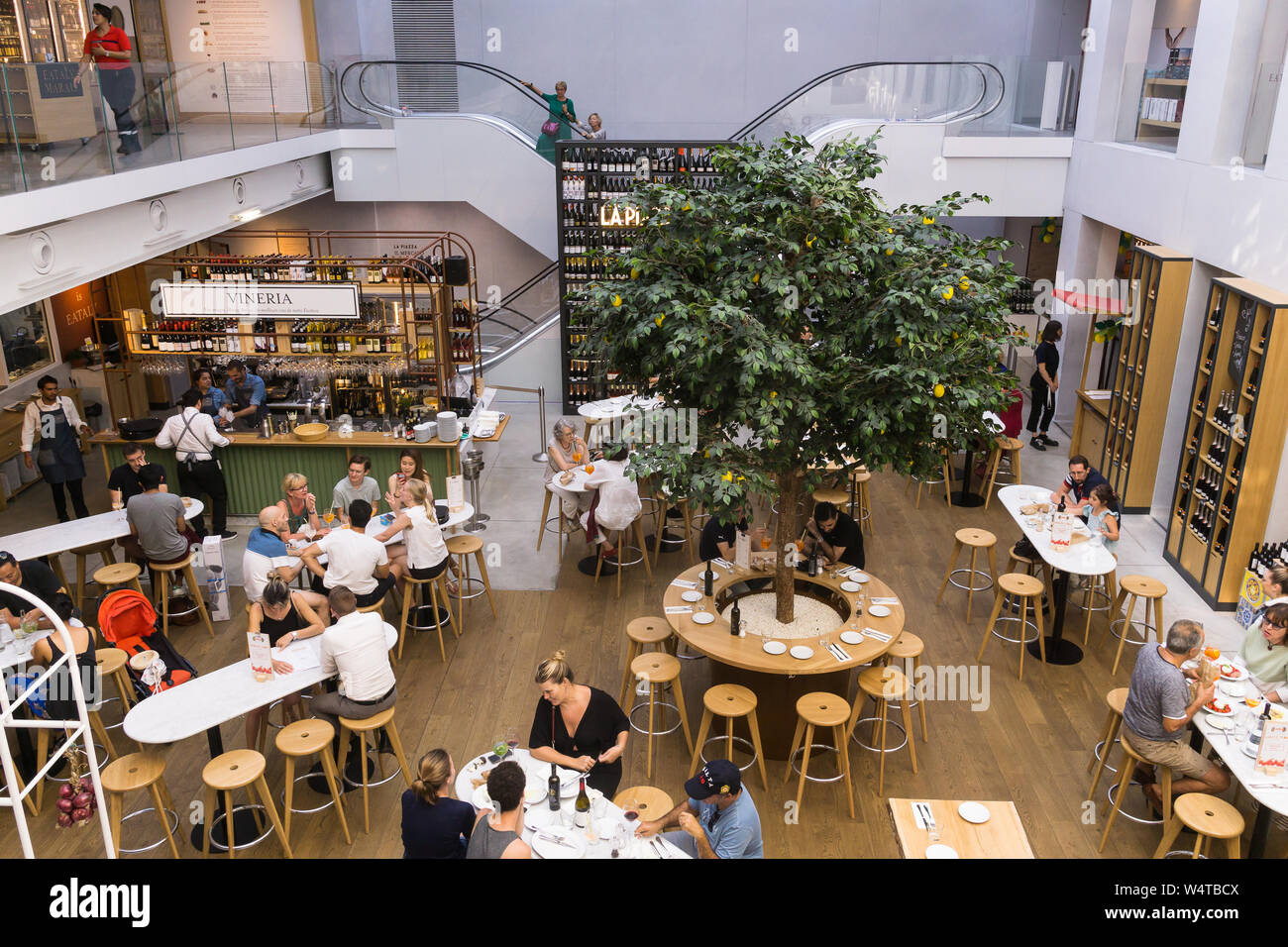 Eataly Paris - Innenraum der Eataly, den italienischen Markt und Food Hall, im Marais-Viertel von Paris, Frankreich, Europa. Stockfoto