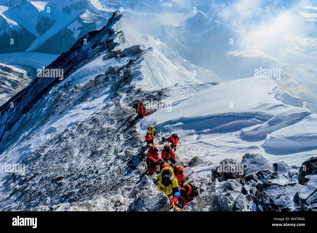 (190725) - LHASA, 25. Juli 2019 (Xinhua) - Foto am Mai 24, 2019 zeigt Bergführer Skalierung Mount Qomolangma im Südwesten Chinas Tibet autonomen Region. Tibet Himalaya Bergsteigen Leitfaden Schule feiert ihr 20-jähriges Jubiläum in Lhasa, der Hauptstadt von Südwesten Chinas Tibet autonomen Region, am 12. Juli 2019. Gegründet 1999, Tibet Himalaya Bergsteigen Guide School, der ersten professionellen Bergsteigen Training Schule in China, hat rund 300 Absolventen der high-altitude Guides, Küchenpersonal, Fotografen, Sportler und Übersetzer geschult. Da die Glückwunschschreiben aus dem C Stockfoto