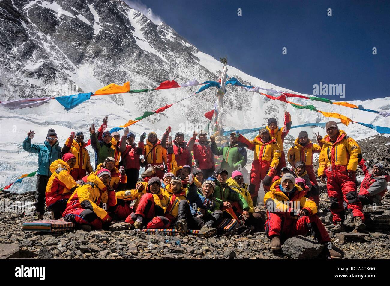 (190725) - LHASA, 25. Juli 2019 (Xinhua) - Foto am 23. April, 2016 zeigt Bergführer für Fotos während der Skalierung Mount Qomolangma im Südwesten Chinas Tibet autonomen Region posieren. Tibet Himalaya Bergsteigen Leitfaden Schule feiert ihr 20-jähriges Jubiläum in Lhasa, der Hauptstadt von Südwesten Chinas Tibet autonomen Region, am 12. Juli 2019. Gegründet 1999, Tibet Himalaya Bergsteigen Guide School, der ersten professionellen Bergsteigen Training Schule in China, hat rund 300 Absolventen der high-altitude Guides, Küchenpersonal, Fotografen, Sportler und Übersetzer geschult. Da die congr Stockfoto