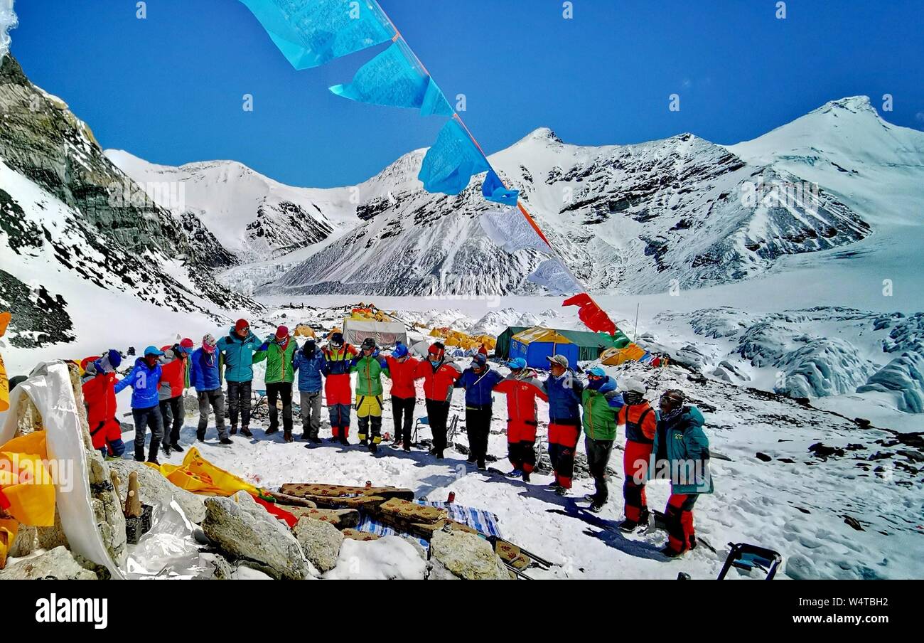 (190725) - LHASA, 25. Juli 2019 (Xinhua) - Foto auf April 24, 2019 zeigt Bergführer treffen am Berg Qomolangma im Südwesten Chinas Tibet autonomen Region. Tibet Himalaya Bergsteigen Leitfaden Schule feiert ihr 20-jähriges Jubiläum in Lhasa, der Hauptstadt von Südwesten Chinas Tibet autonomen Region, am 12. Juli 2019. Gegründet 1999, Tibet Himalaya Bergsteigen Guide School, der ersten professionellen Bergsteigen Training Schule in China, hat rund 300 Absolventen der high-altitude Guides, Küchenpersonal, Fotografen, Sportler und Übersetzer geschult. Da die Glückwunschschreiben fro Stockfoto