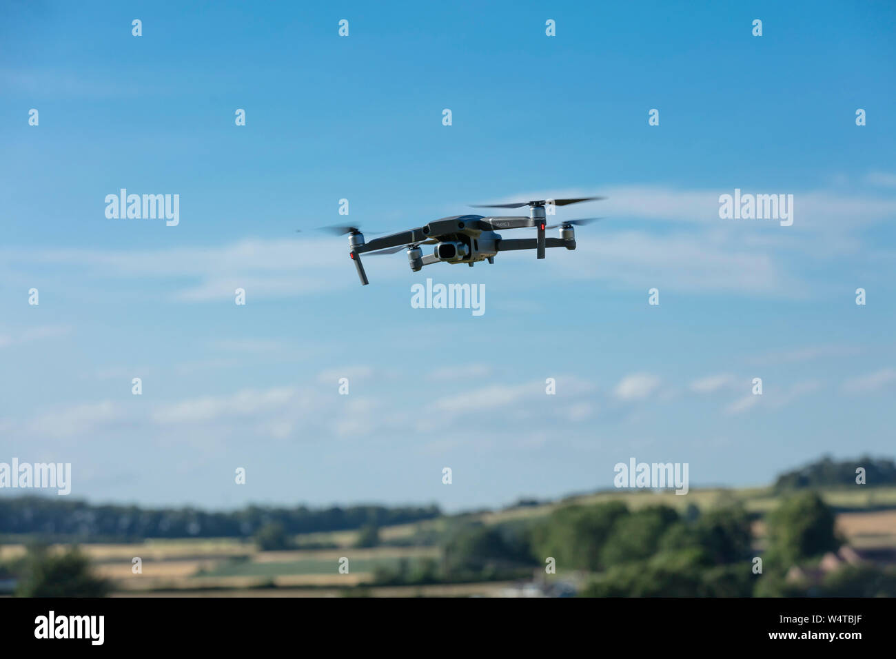 Lincolnshire, Großbritannien, Juli 2019, Mavic2 Pro Drohne im Abendlicht fliegen Stockfoto