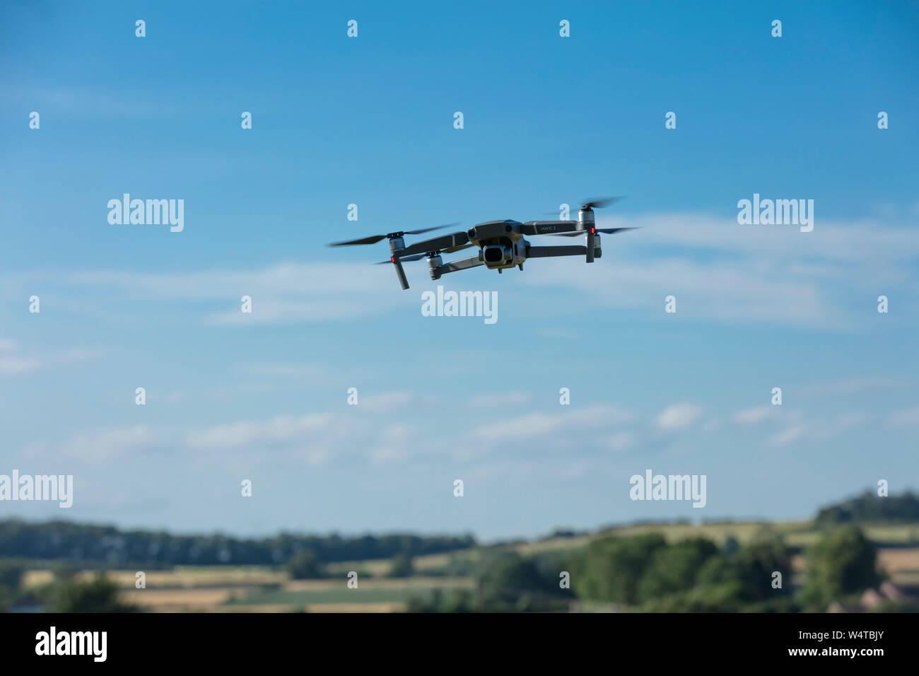 Lincolnshire, Großbritannien, Juli 2019, Mavic2 Pro Drohne im Abendlicht fliegen Stockfoto