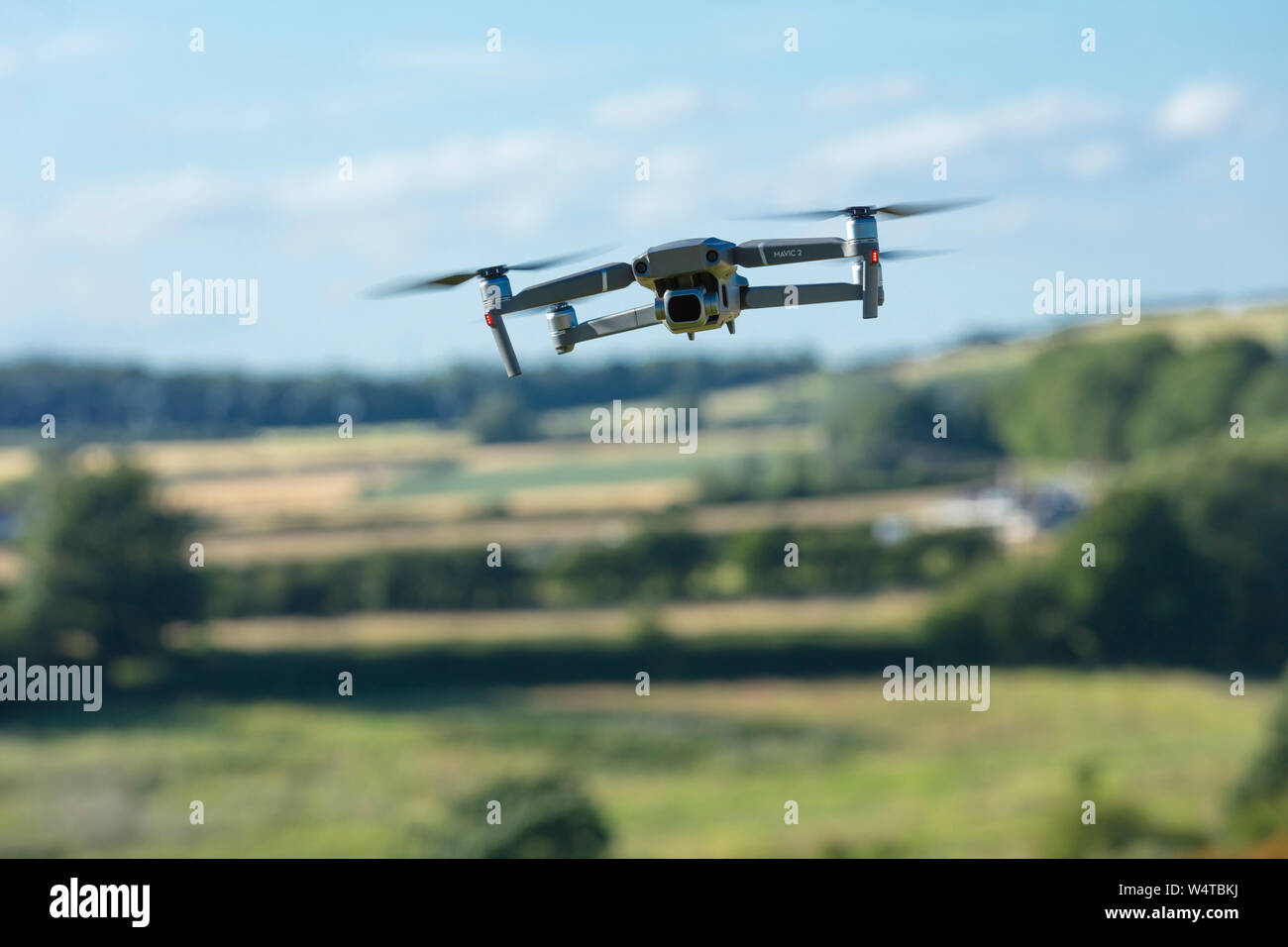 Lincolnshire, Großbritannien, Juli 2019, Mavic2 Pro Drohne im Abendlicht fliegen Stockfoto