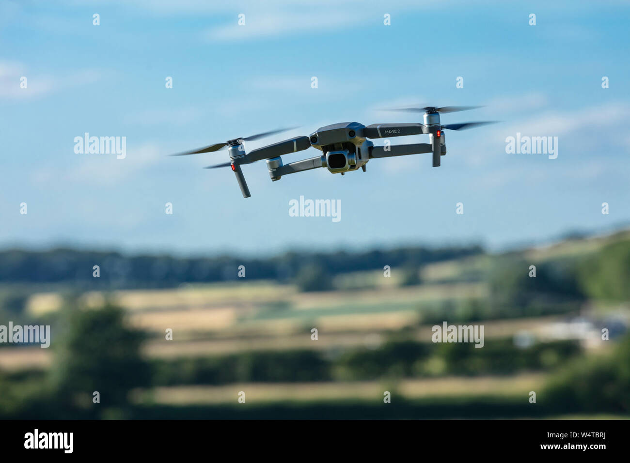 Lincolnshire, Großbritannien, Juli 2019, Mavic2 Pro Drohne im Abendlicht fliegen Stockfoto