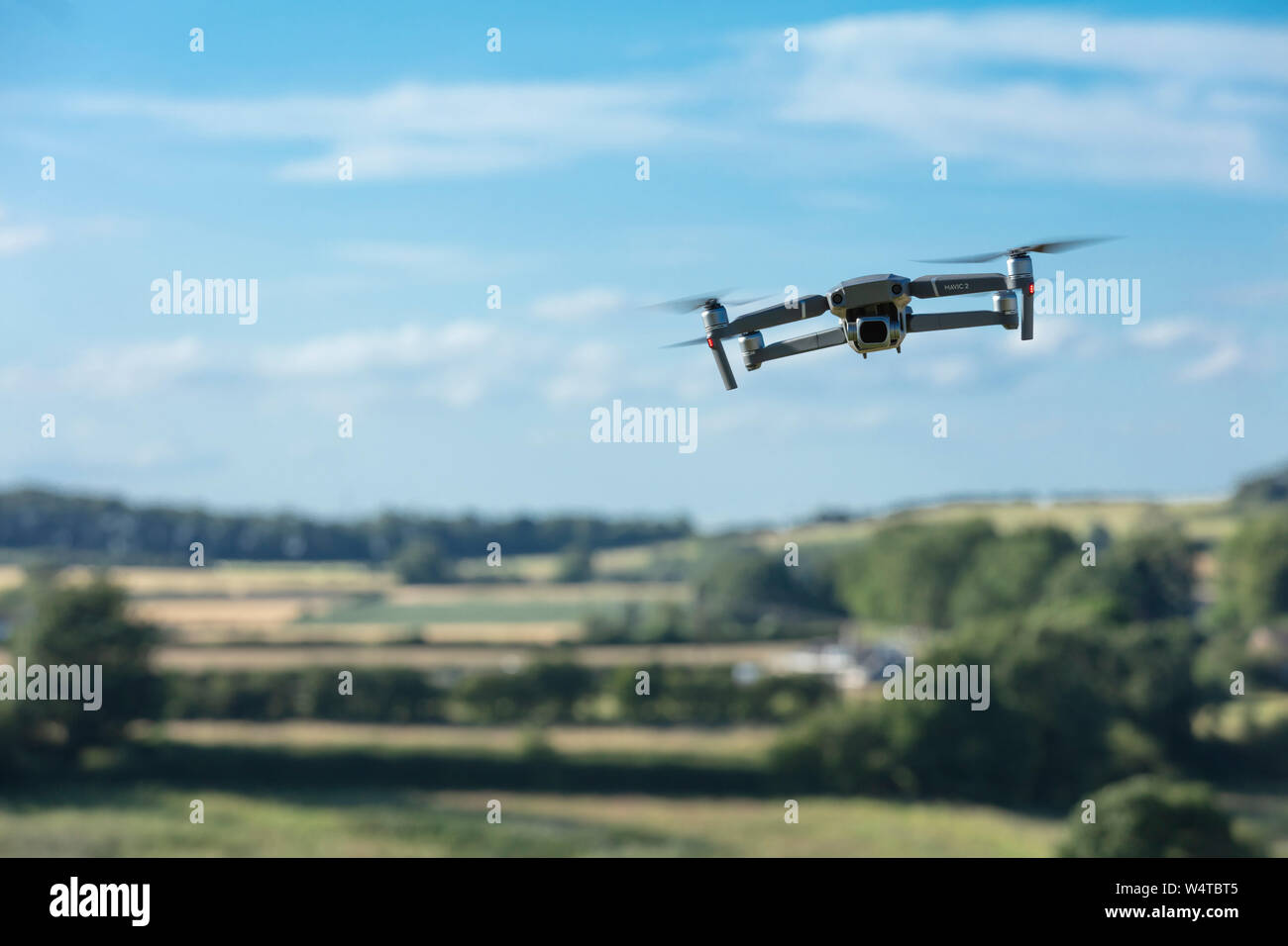 Lincolnshire, Großbritannien, Juli 2019, Mavic2 Pro Drohne im Abendlicht fliegen Stockfoto