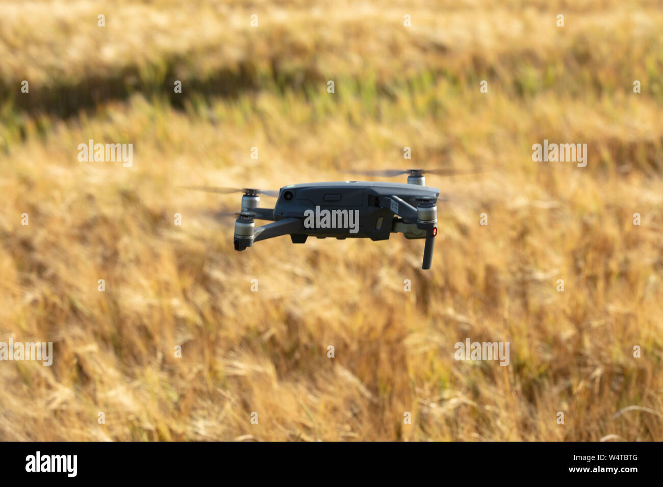 Lincolnshire, Großbritannien, Juli 2019, Mavic2 Pro Drohne im Abendlicht fliegen Stockfoto