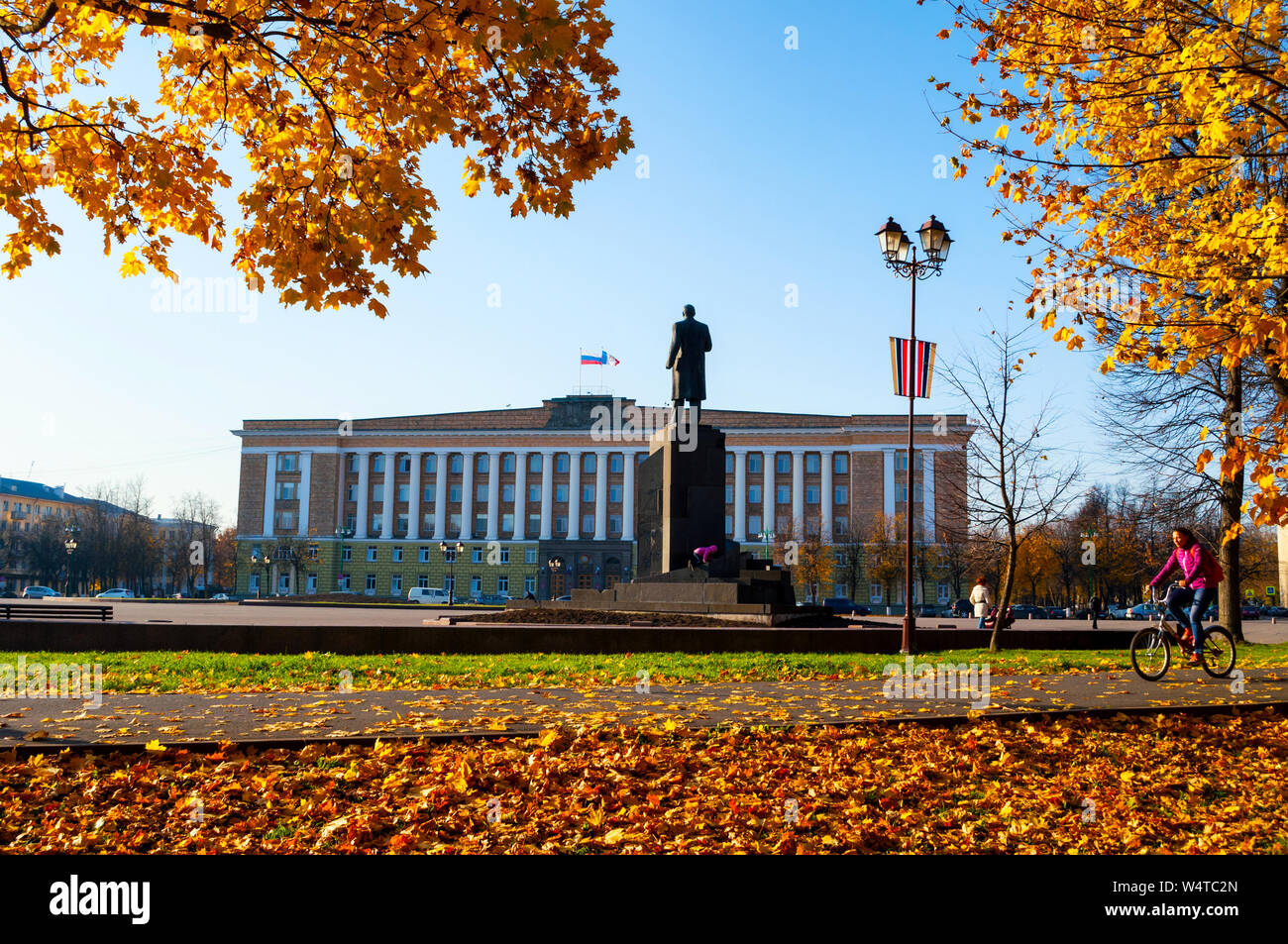 In Weliki Nowgorod, Russland - 17. Oktober 2018. Verwaltungsgebäude von Weliki Nowgorod und Denkmal für Lenin, Russland. Stadt Herbst anzeigen Stockfoto