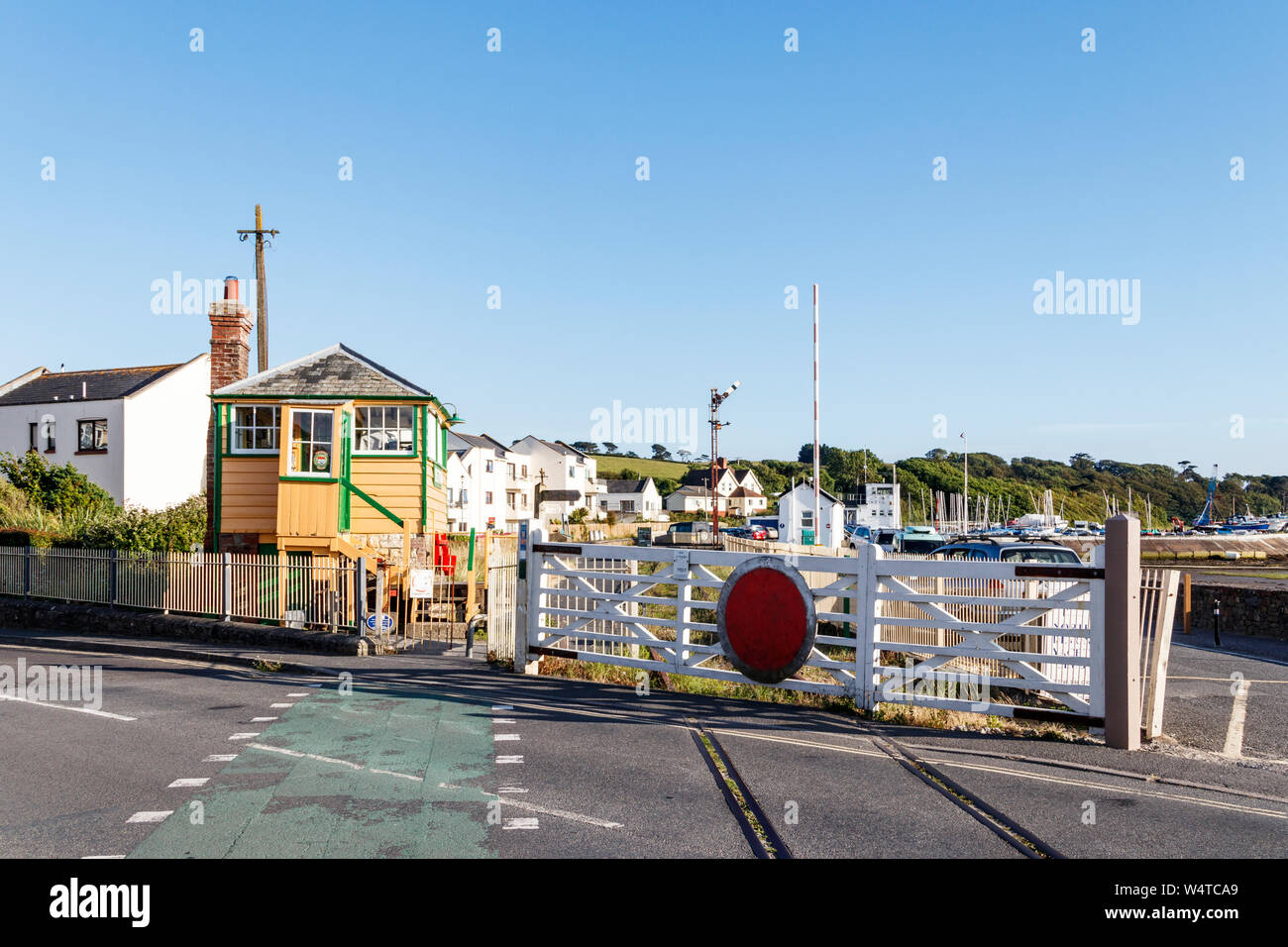 Die alte Eisenbahnlinie und Signal an Instow, Devon, UK, jetzt Teil der Tarka Trail Stockfoto