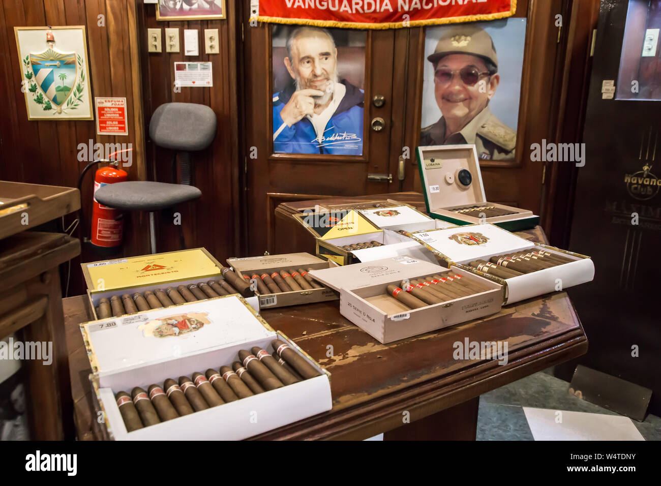 Tisch voller Zigarrenkisten in Romeo y Julieta Zigarre Shop. Bilder von Fidel und Raul Castro im Hintergrund. Stockfoto