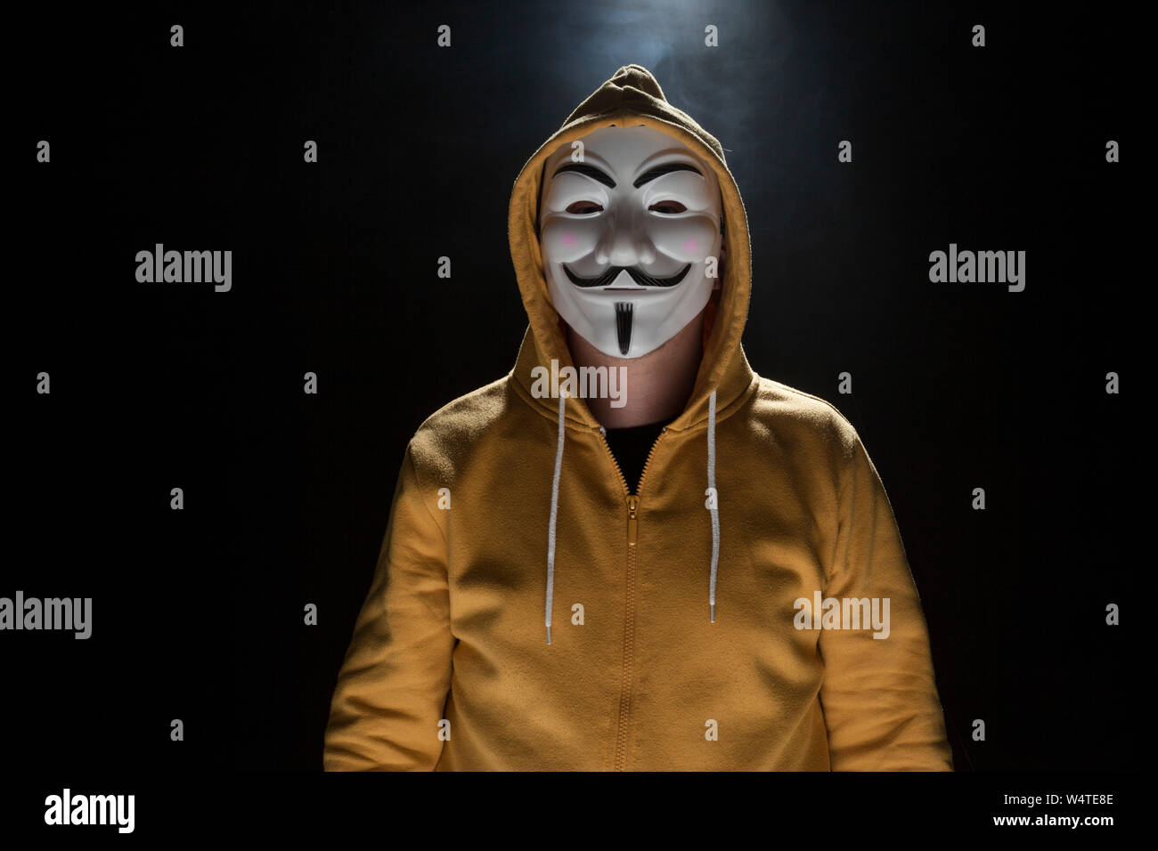 Prag - 6. März: Anonyme Aktivistin Hacker mit Maske studio Shot Stockfoto