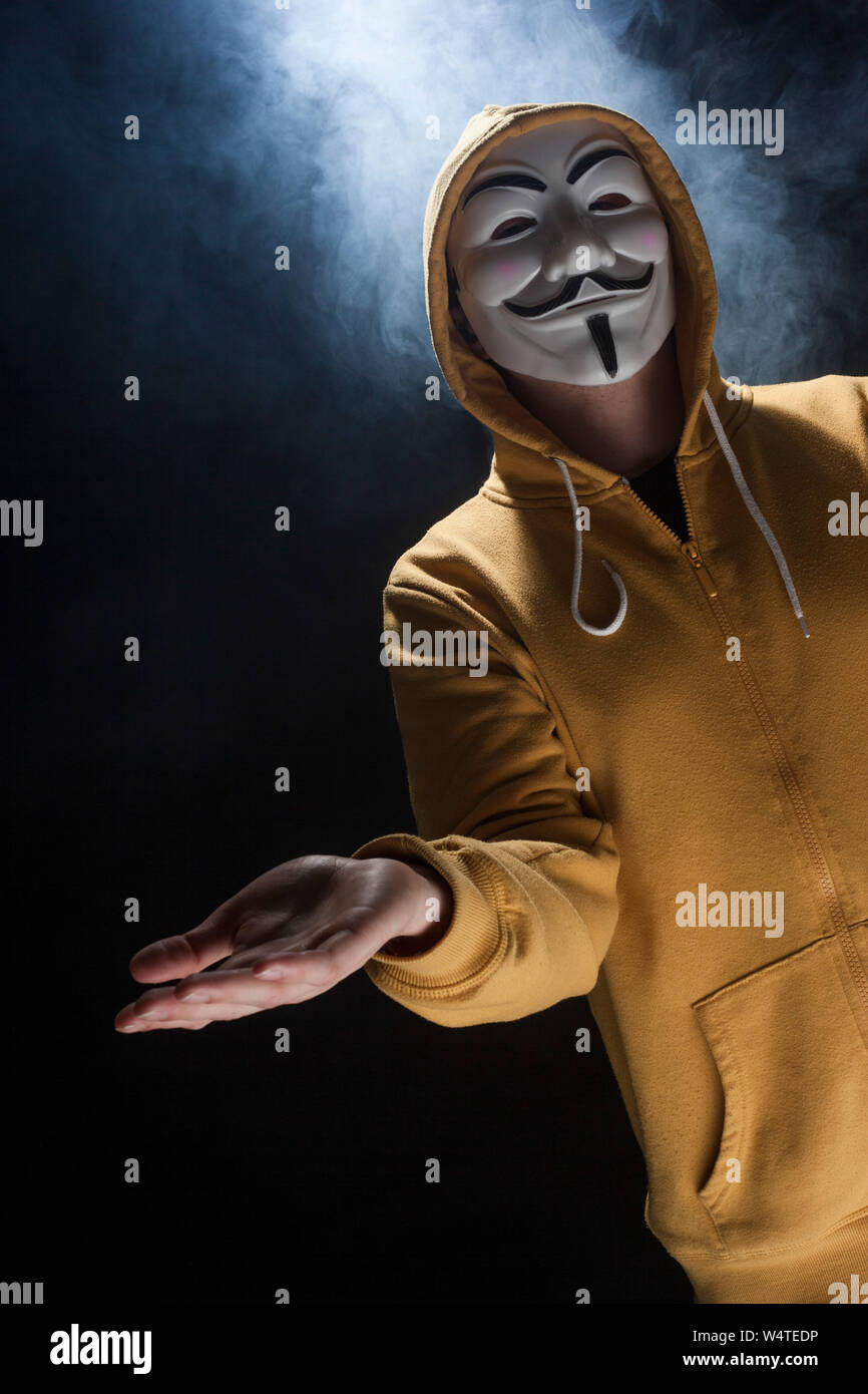 Prag - 6. März: Anonyme Aktivistin Hacker mit Maske studio Shot Stockfoto