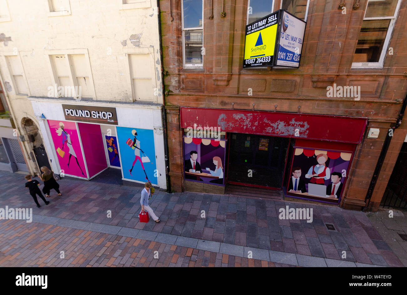 Volk leere Einzelhandelsgeschäfte in der High Street in Dumfries Schottland Großbritannien. Auf ihnen wurden Kunstwerke gemalt, als Sie für einige Zeit nicht lassen. Stockfoto