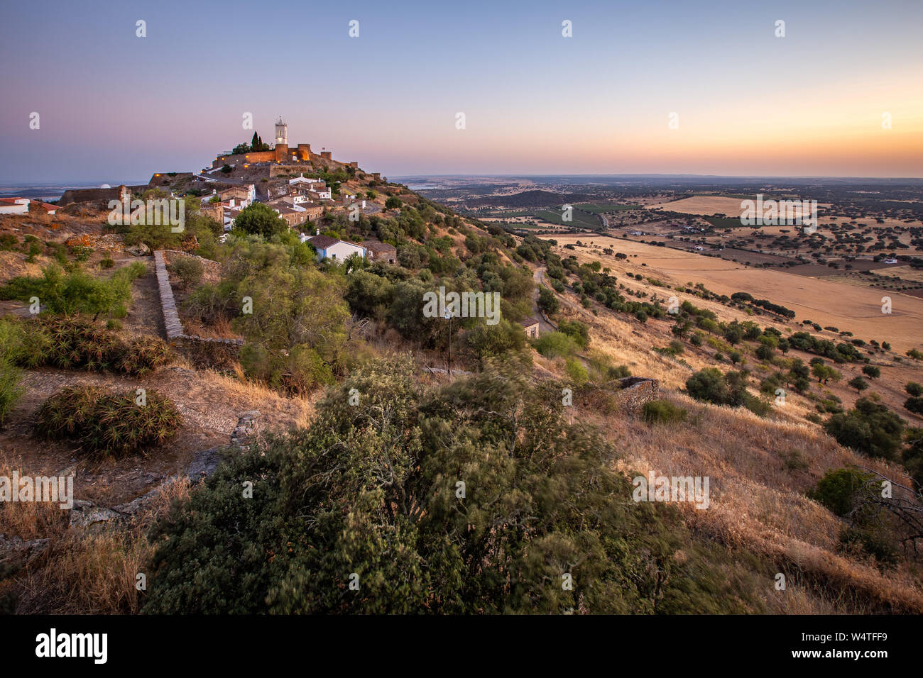 Sonnenuntergang Blick auf Dorf Alqueva Monsaraz, Portugal Stockfoto