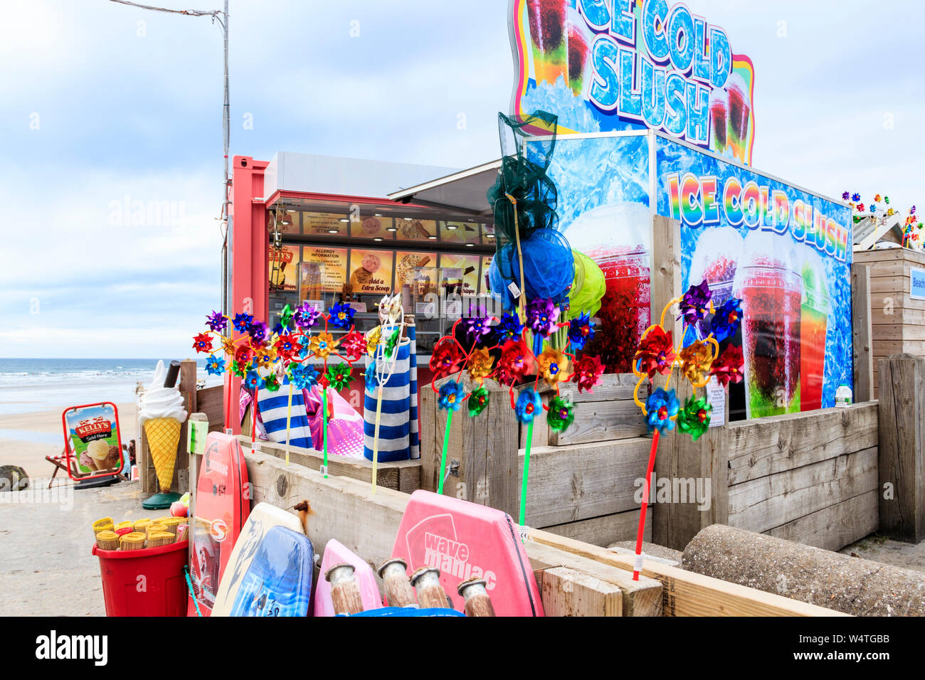 Verkaufsstände, Eis, Getränke und andere Utensilien am Meer an der Promenade von Westward Ho!, Devon, Großbritannien Stockfoto